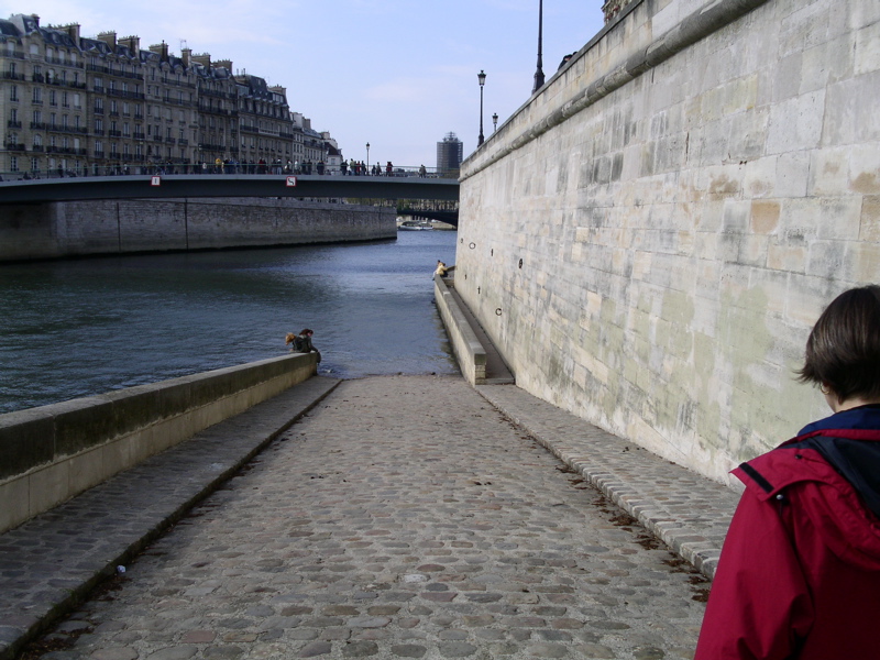 A street down into the Seine